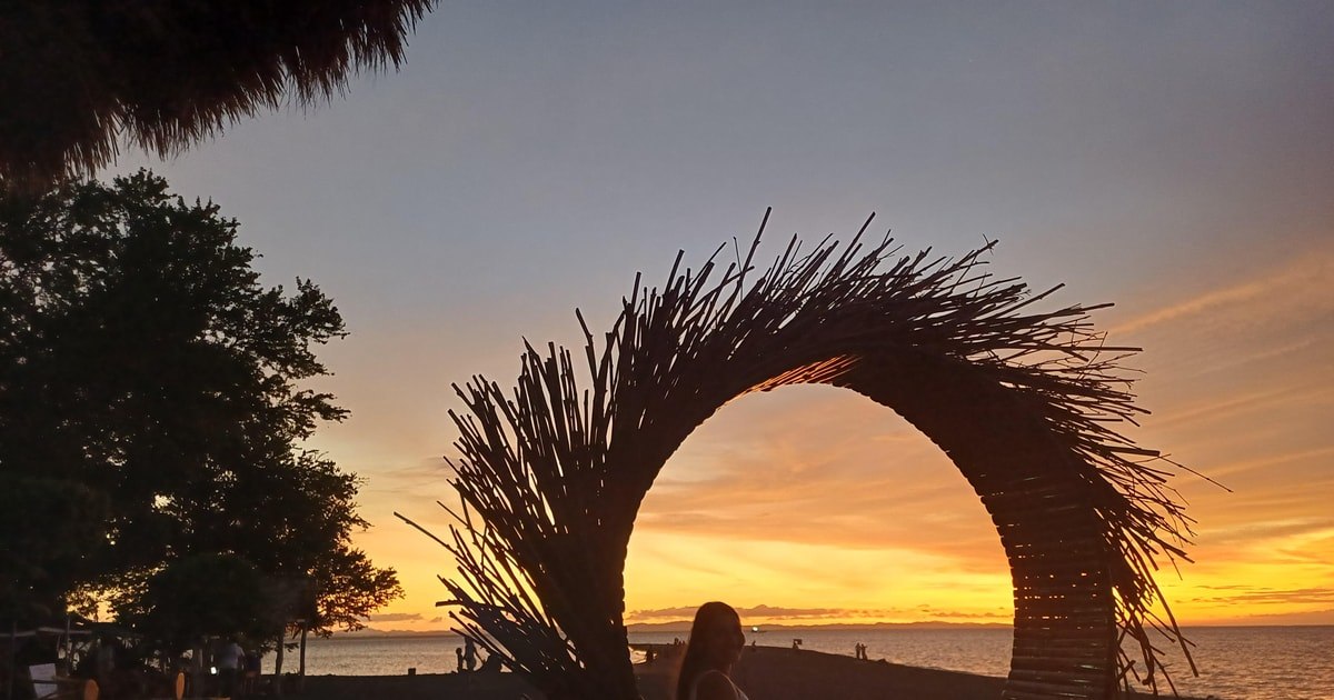 Sunset behind a wooden heart frame in the island-driver tour gallery