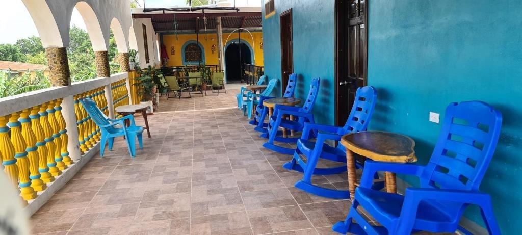 Covered terrace with blue chairs at Hostal Siero, Moyogalpa